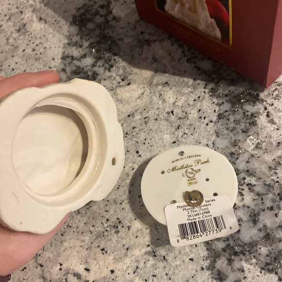 Lenox Mistletoe Park Musical Carolers - Picture 5 of 5